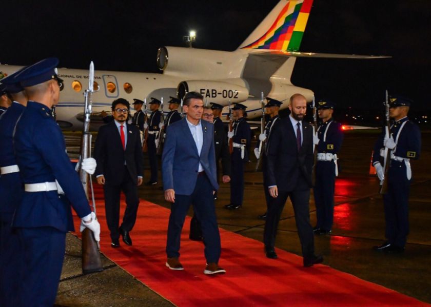 Paz llega a Paraguay para participar en la Cumbre de Jefes de Estado del Mercosur