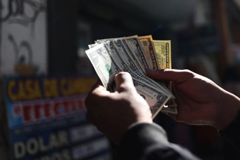 Bolivia reporta el movimiento de 17 millones de dólares en el primer día del nuevo tipo de cambio