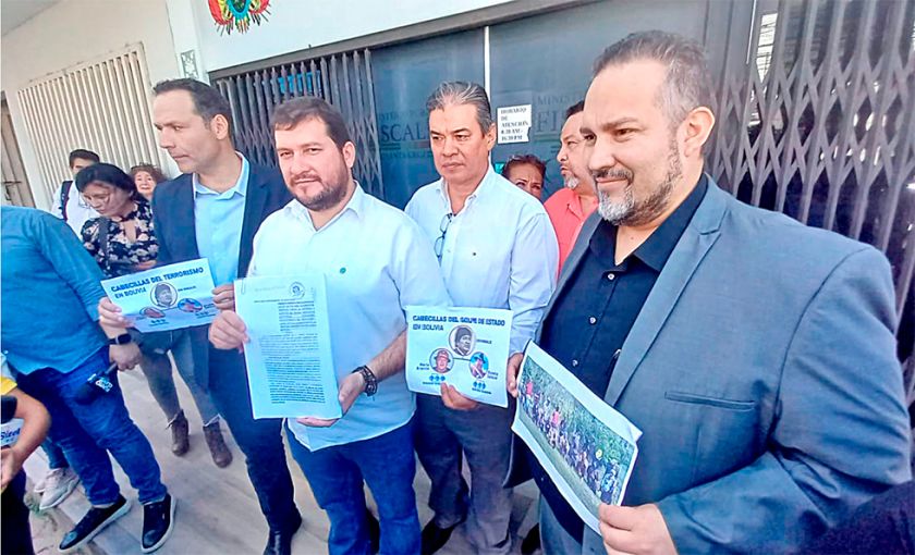 Cívicos presentan denuncia contra Evo por nueve delitos