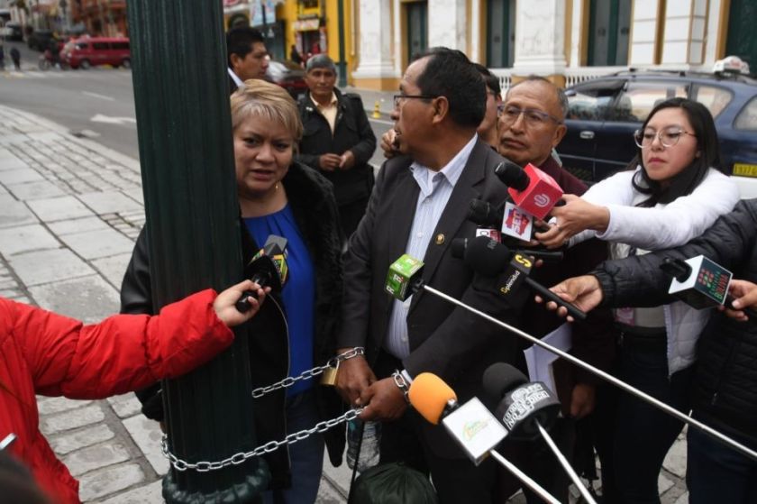 La Paz: Diputado se encadenó en la plaza Murillo como protesta