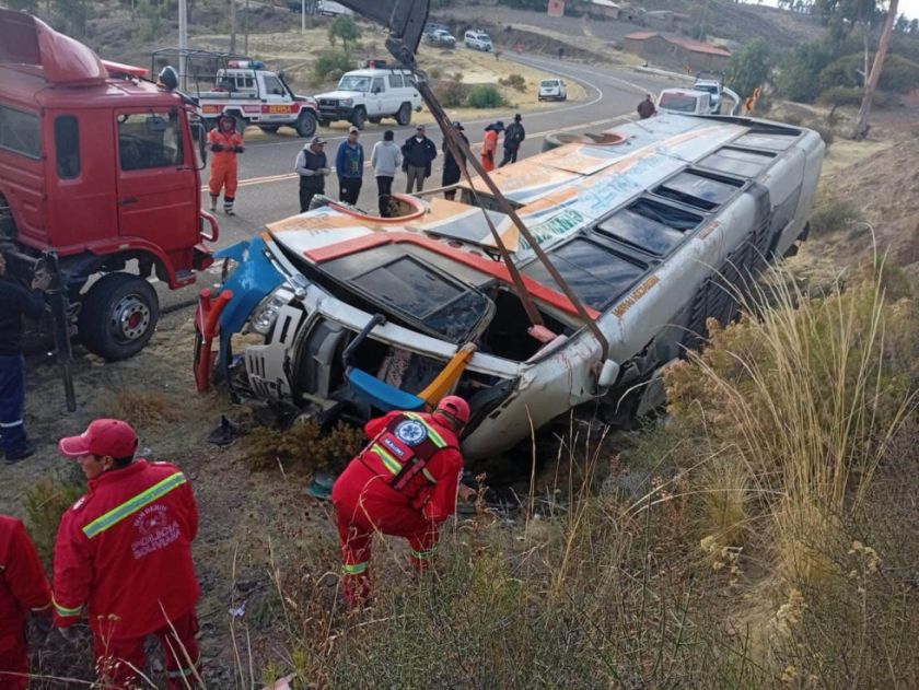 Sucre: Vuelco de bus en Tarabuco deja dos fallecidos y más de 20 heridos