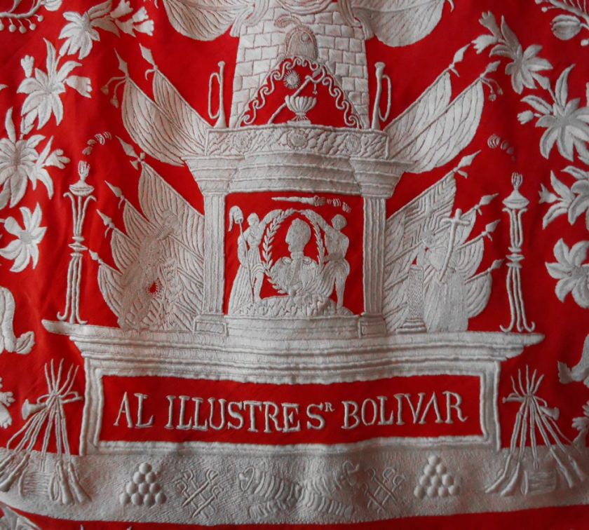 El histórico mantón bordado para Bolívar se conserva en la Casa Nacional de Moneda