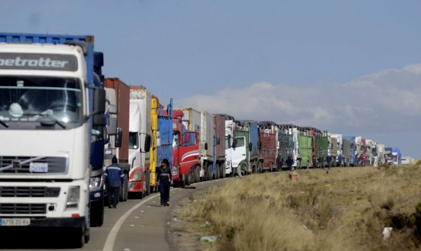 Reportan más de 500 camiones varados en la frontera entre Chile y Bolivia