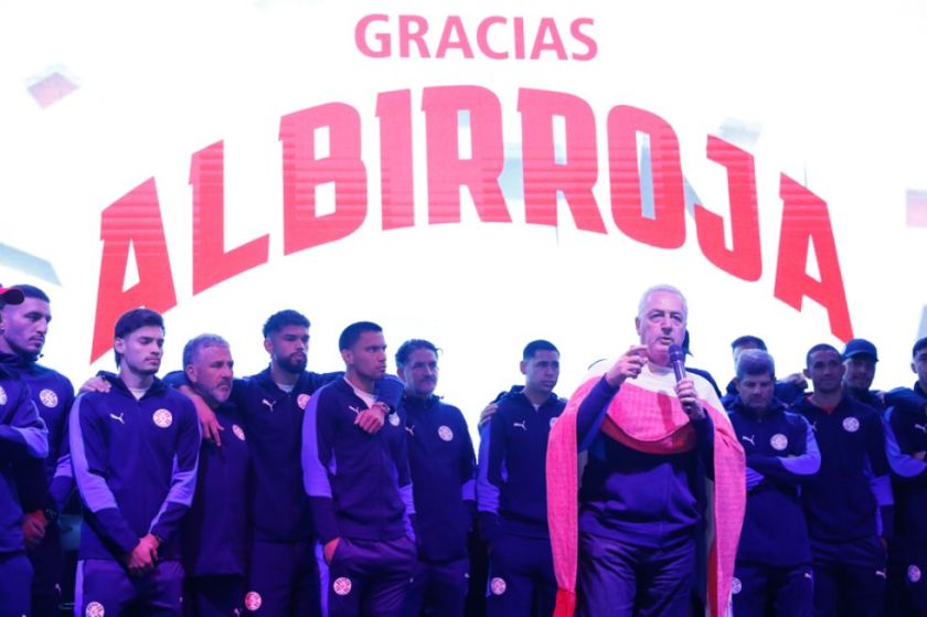Efusivo recibimiento en Paraguay a la Albirroja