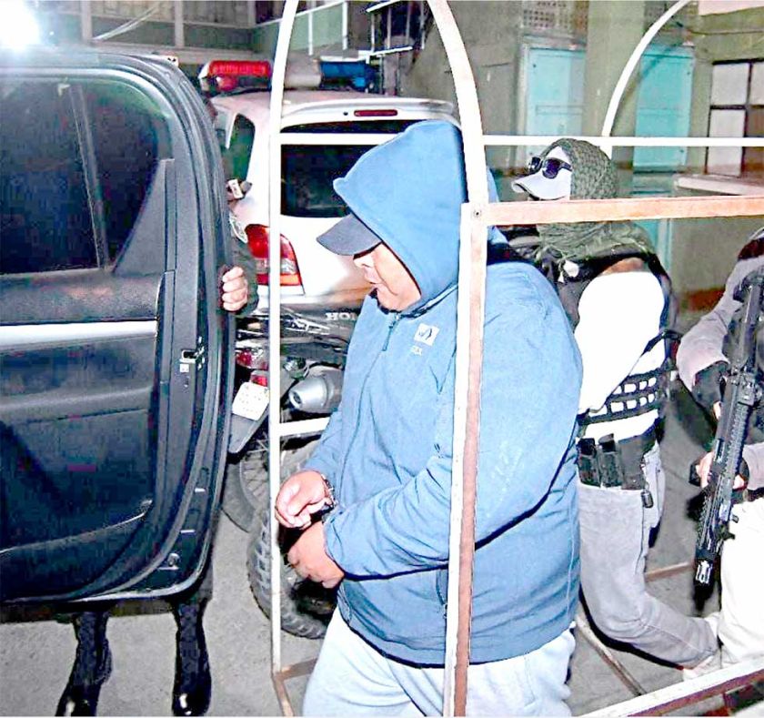 Cívicos cruceños exigen captura de Evo y Argollo