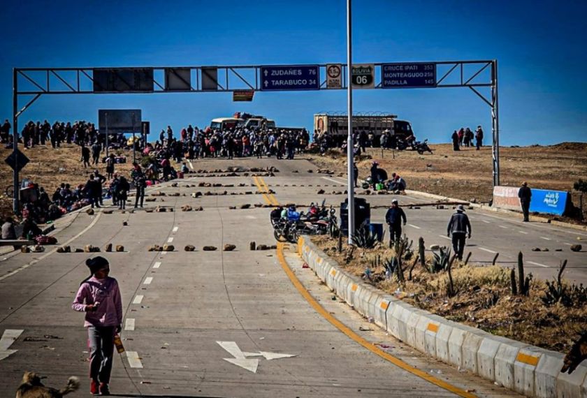 Denuncian que bloqueadores destrozaron la señalización y elementos de seguridad en las carreteras