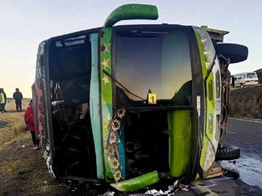 Un bus vuelca en la carretera La Paz - Copacabana y hay, al menos, cuatro fallecidos