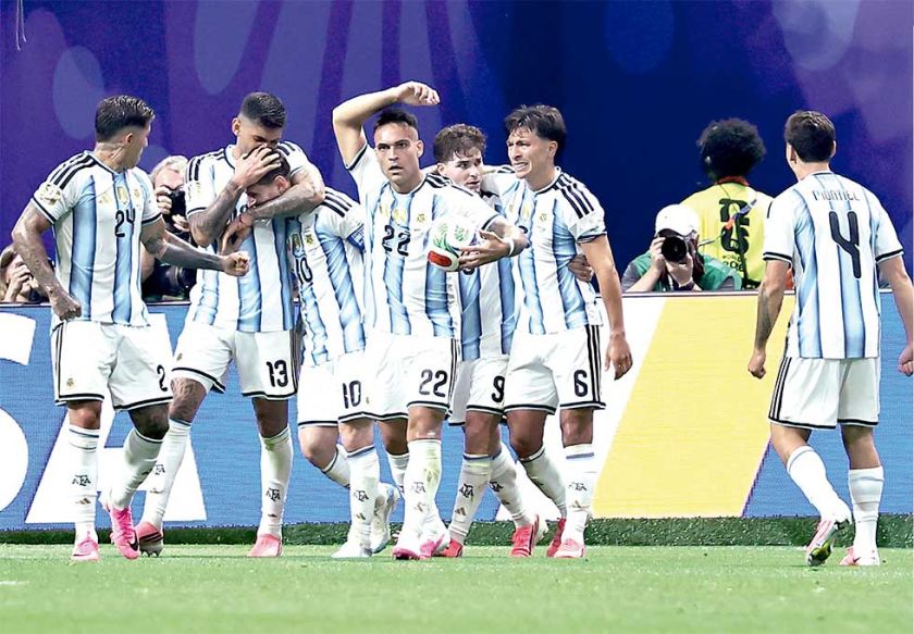 Argentina y Messi remontan y clasifican