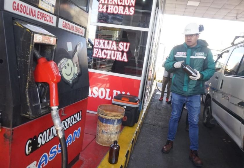 Gobierno anuncia que se congela el precio de los combustibles por un año