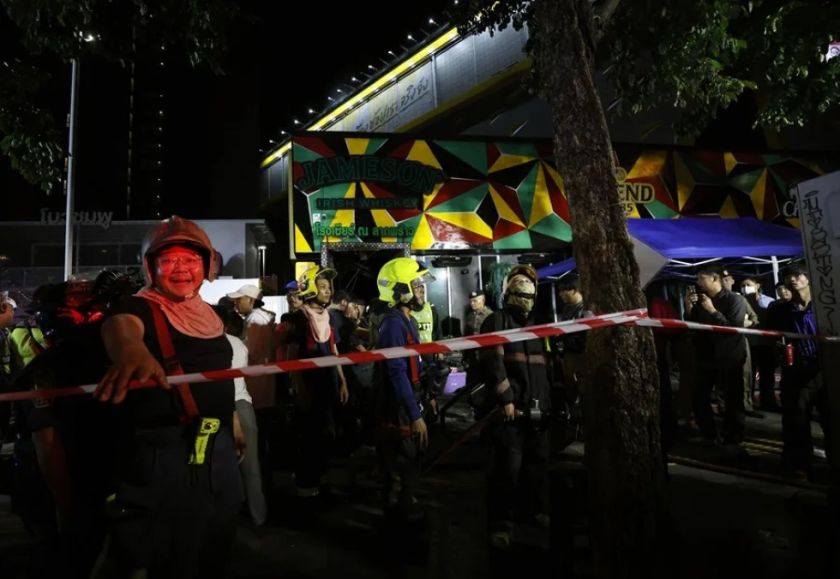 Reportan que 27 personas pierden la vida en el incendio de un bar de Bangkok