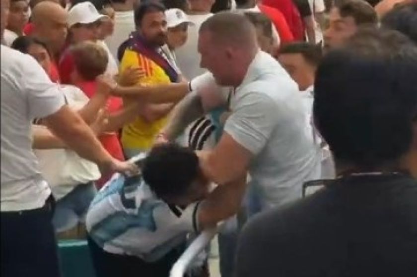 Hinchas de Argentina y Inglaterra protagonizan confrontación en graderías en medio del encuentro