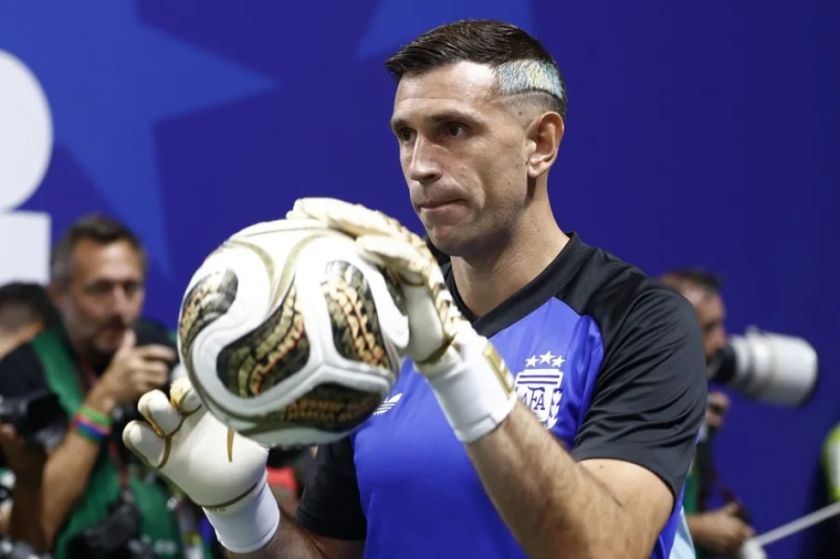 ‘Dibu’ Martínez supera a Fillol como el portero argentino con más presencias en mundiales