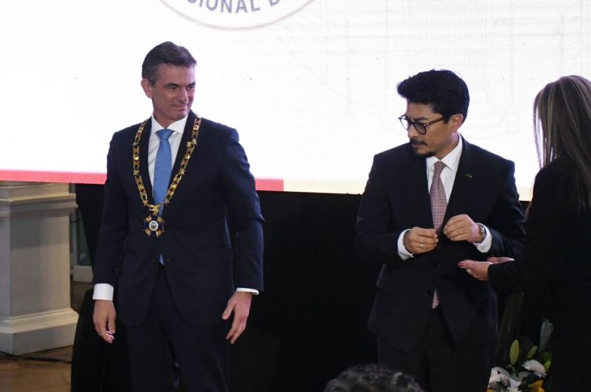 Cuestionan la condecoración del Cóndor de los Andes al presidente Rodrigo Paz