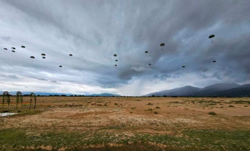 Teniente del Ejército fallece durante curso de paracaidismo