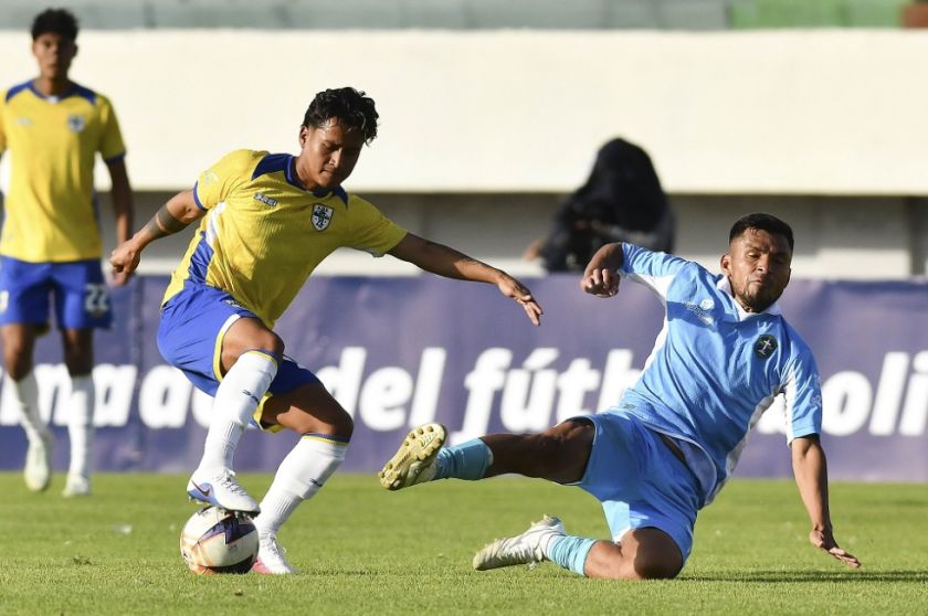 Con diez hombres, San Antonio escapa del fondo de la tabla