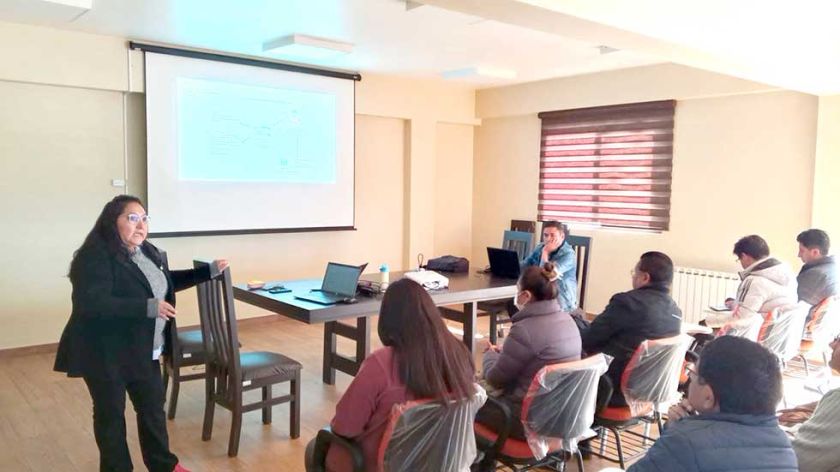Socializan con salubristas el uso de plataforma digital de atención en salud