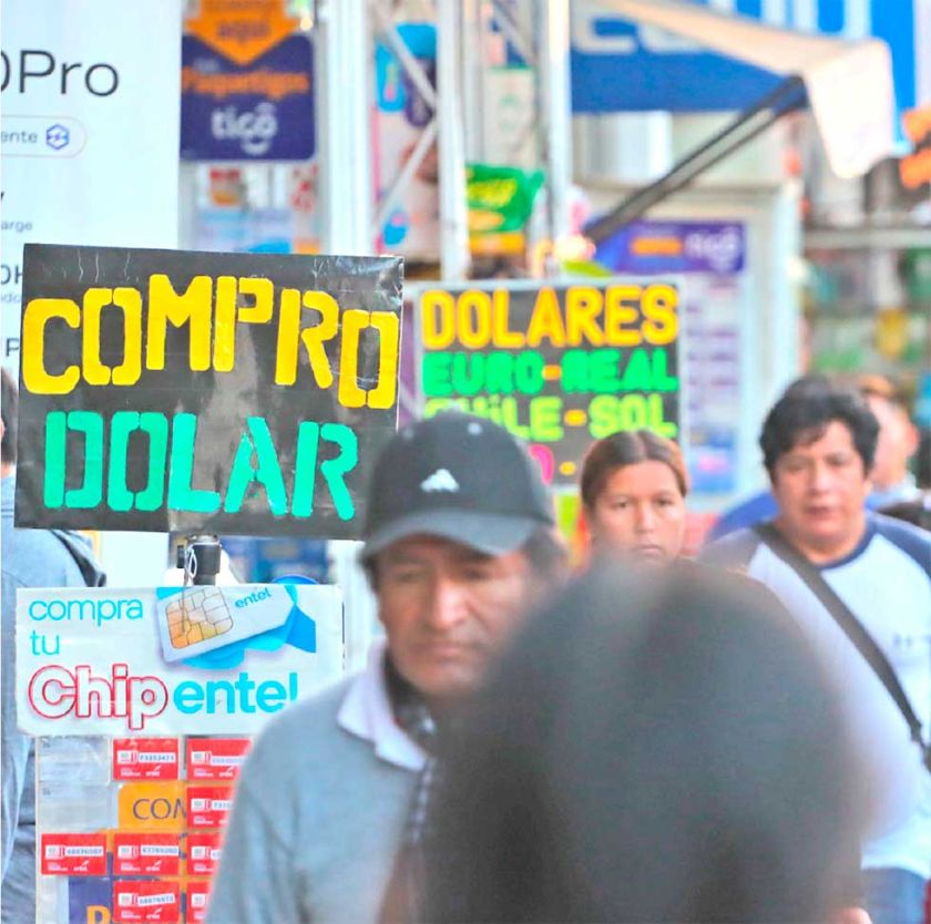 El dólar alcanza a Bs 11 y sube 13 % en 22 días