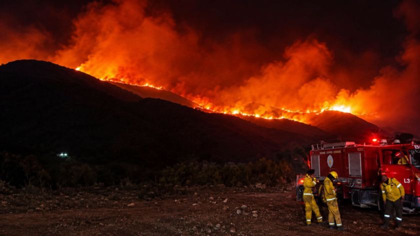 brinda atención médica y asistencia a quienes combaten el incendio en Tarija