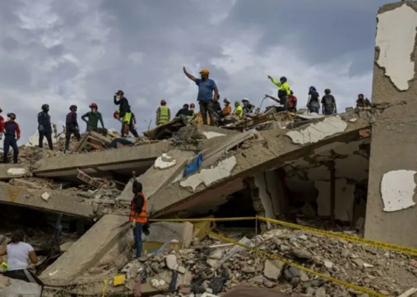 Venezolanos siguen buscando a los desaparecidos un mes después de los terremotos