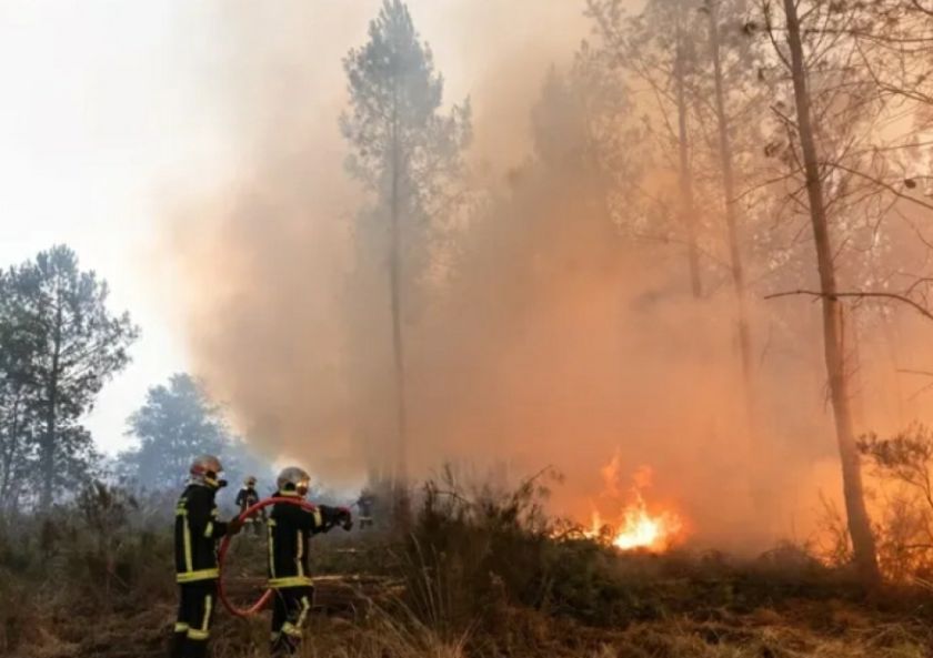 El megaincendio declarado cerca de Burdeos sigue fuera de control