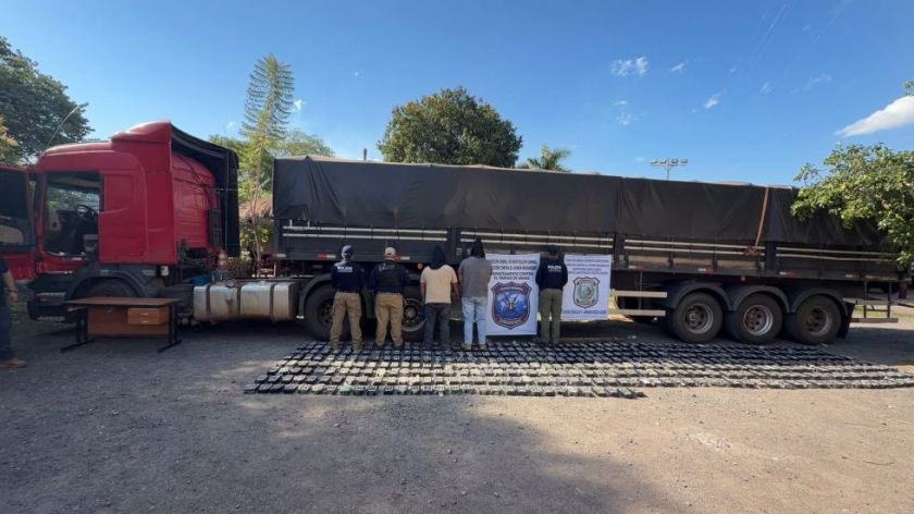 Incautan en Paraguay casi media tonelada de cocaína procedente de Bolivia