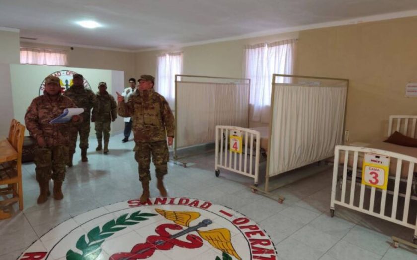 Inspeccionan áreas de salud de unidades militares en Oruro y Potosí