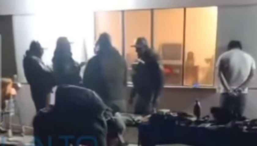 Hallan partes de vehículos y material para falsificar dinero en un domicilio de El Alto