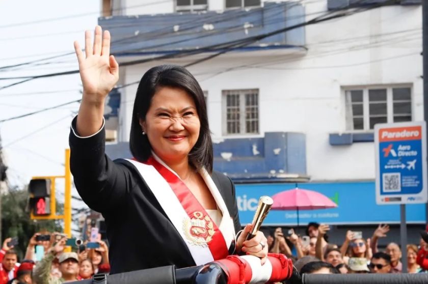 Keiko Fujimori preside el tradicional desfile por la independencia de Perú ante miles de personas