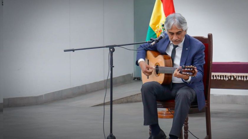 Entregan reconocimiento a Willy Claure por sus 50 años de trayectoria artística