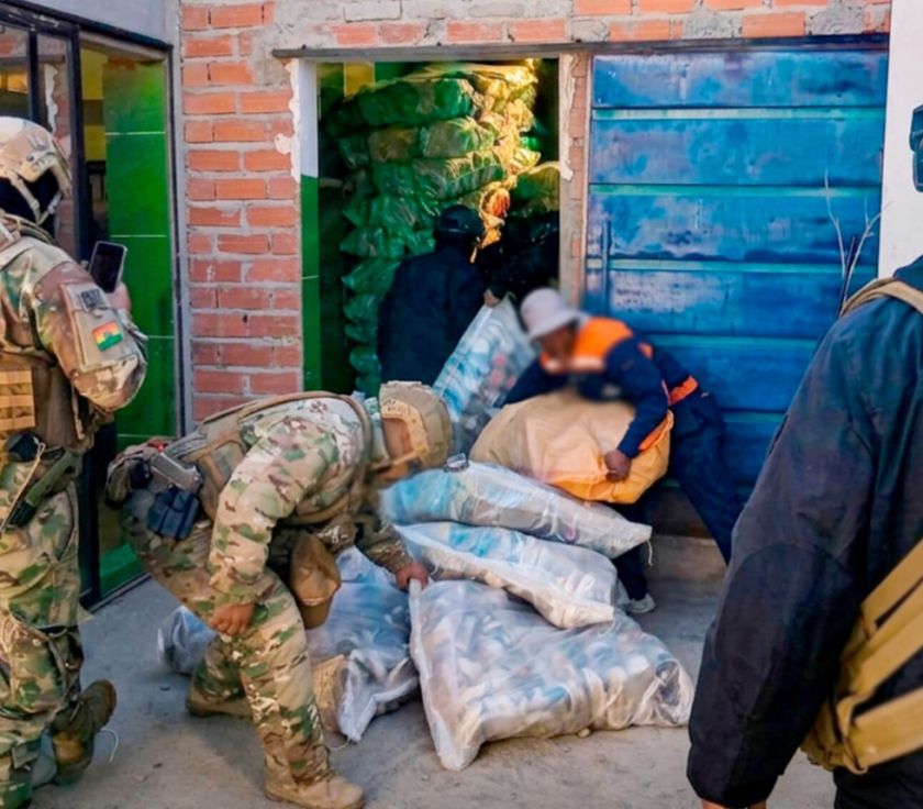 Oruro: Aduana Nacional decomisa siete toneladas de prendería usada de contrabando