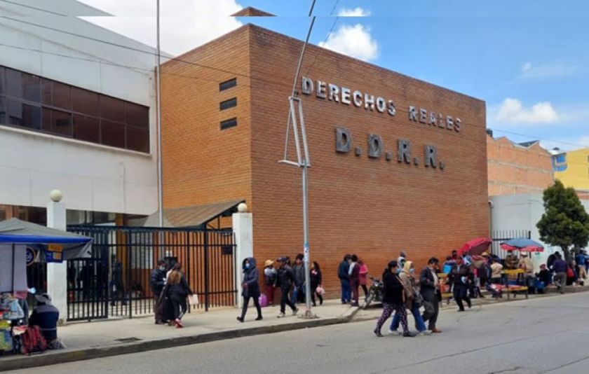 Investigan más de 4.000 registros ligados a exfuncionaria de Derechos Reales en El Alto