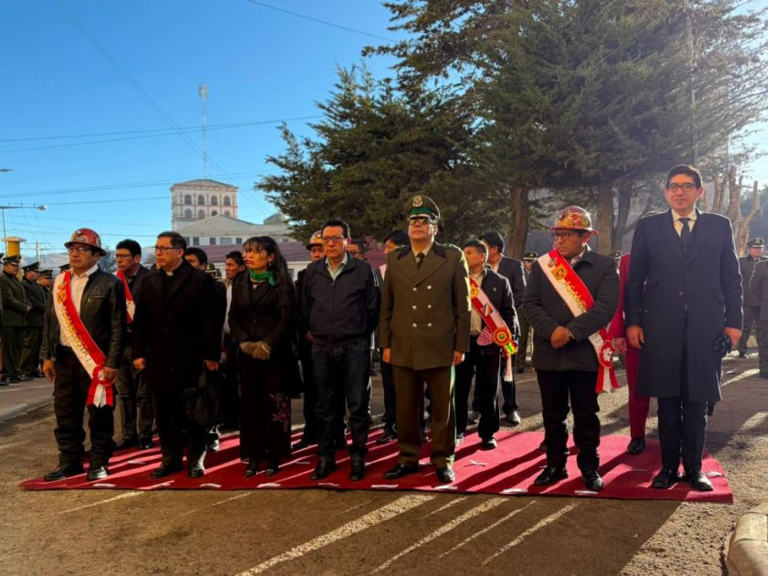 Autoridades de Potosí estuvieron presentes en la iza de la bandera boliviana