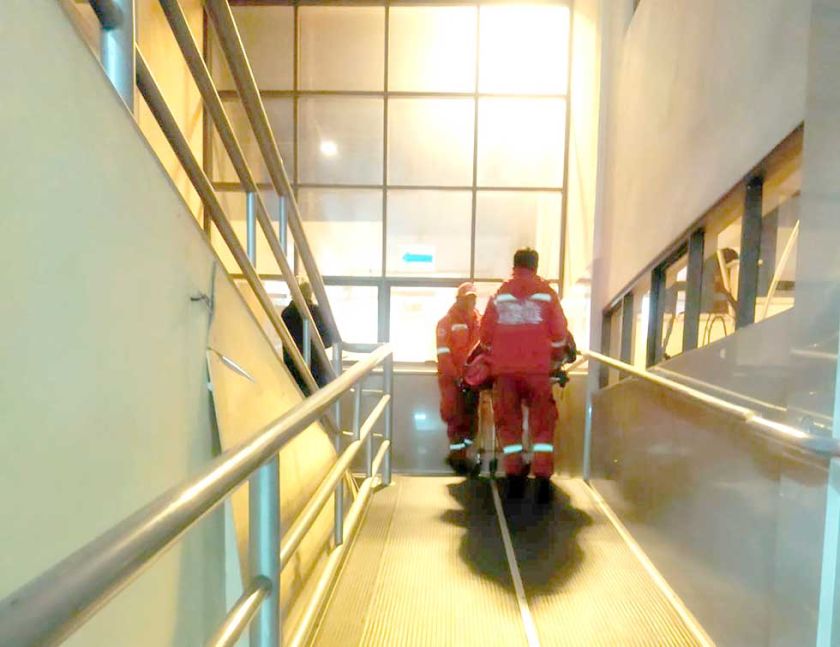 Madre muere tras dar a luz  en su casa; el bebé sobrevive