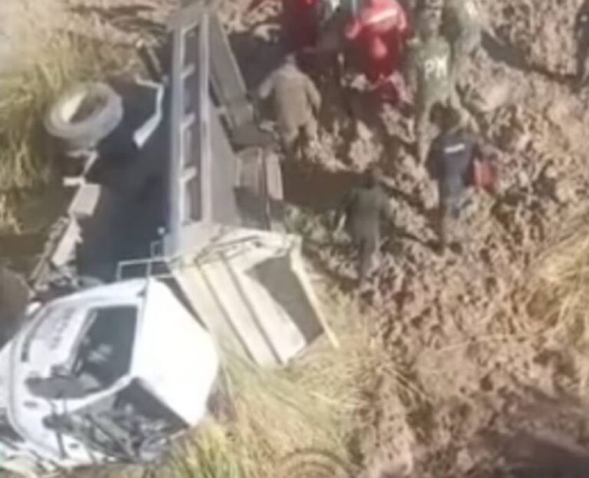 Accidente de tránsito entre volqueta y motocicleta deja dos heridos