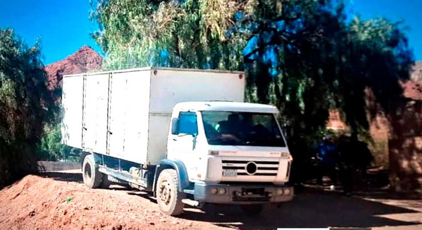 Delincuentes roban Bs 238 mil del interior de un vehículo estacionado 