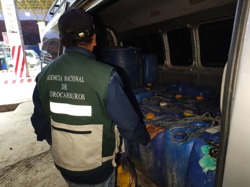 Chuquisaca: Operativo decomisa más de 1.300 litros de gasolina transportada irregularmente en Zudáñez