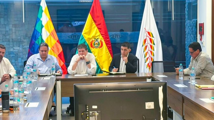 Gobierno, YPFB y CAO impulsan agenda para garantizar el suministro de combustibles