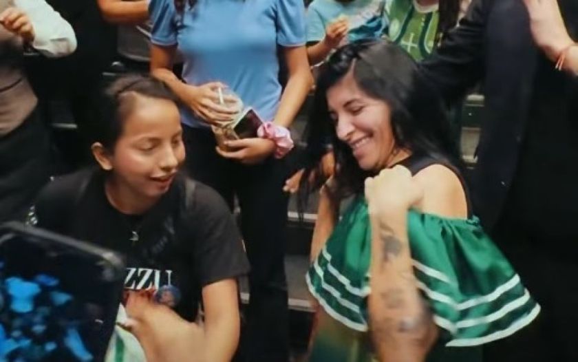 Cazzu luce el tipoy y recibe el cariño de la gente a su llegada a Santa Cruz