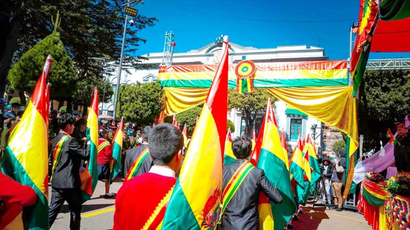 Los bachilleres de 68 unidades educativas abren desfile patrio