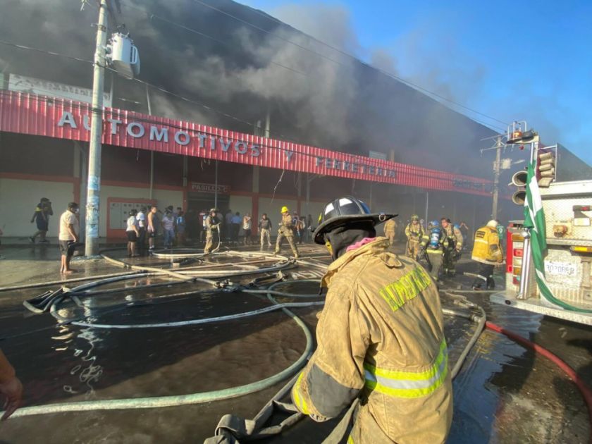 Voraz incendio consume galpón en la feria Barrio Lindo en Santa Cruz