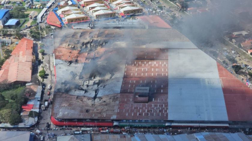 Sobrevuelo confirma que el incendio destruyó el 60% de un galpón de la feria Barrio Lindo