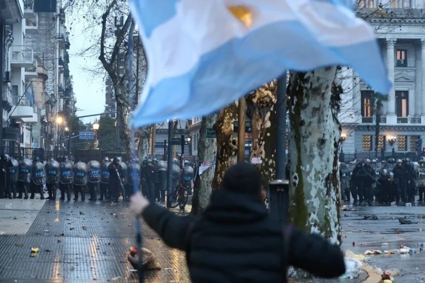 Protesta contra un proyecto de Milei sobre propiedad privada termina en fuerte carga policial