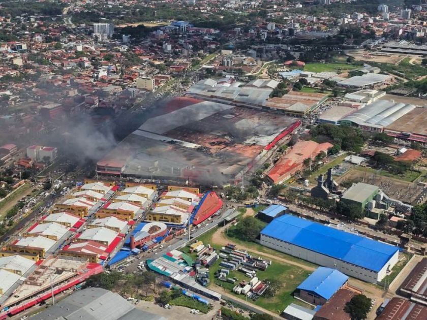 Gobierno moviliza helicópteros y personal militar para combatir el incendio en Barrio Lindo