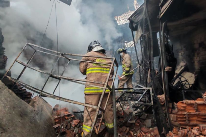 Luego más de 36 horas de trabajo, logran extinguir el fuego en la feria Barrio Lindo