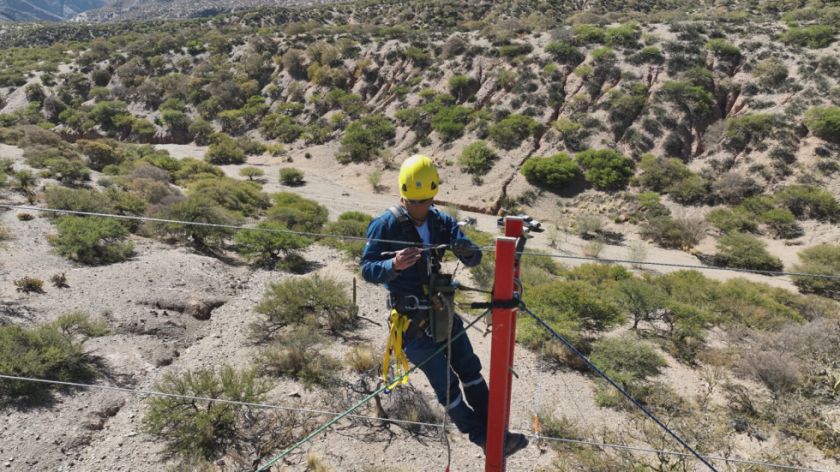 ENDE repara cable de guarda en la línea de transmisión Tupiza – Villazón sin cortes de energía