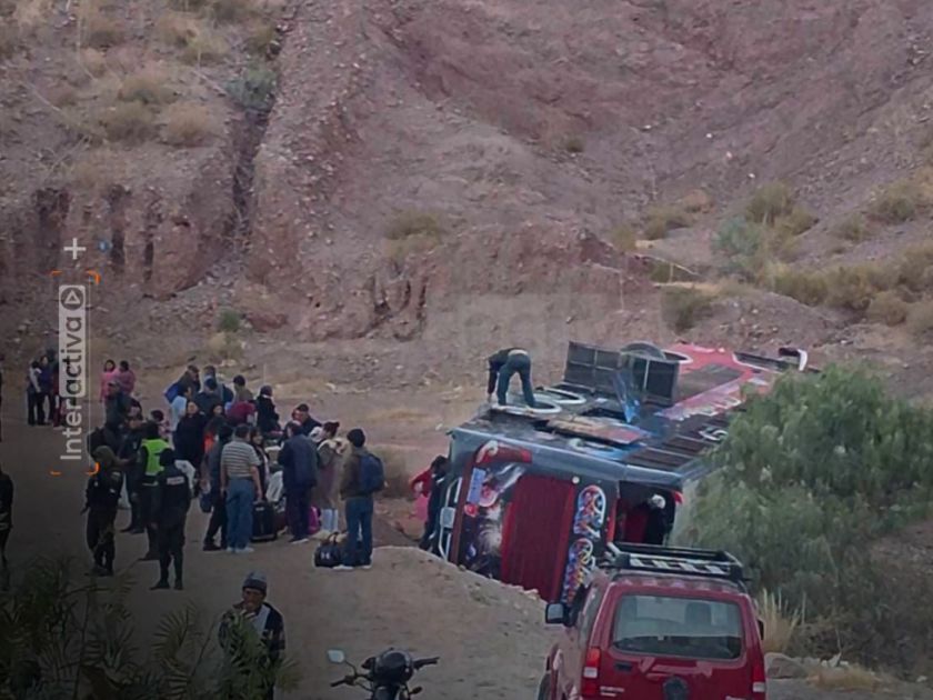Tupiza: bus sufre vuelco y deja personas heridas 