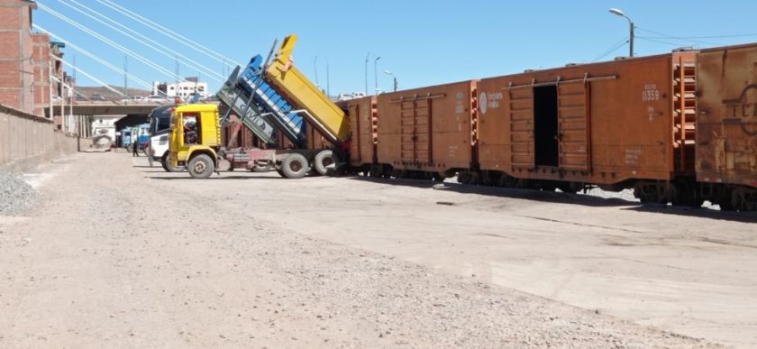 Vecinos de la Junta 17 de agosto demandan traslado de carguio de minerales