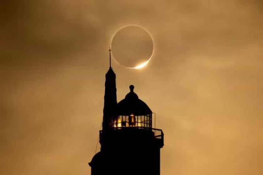 El eclipse solar pasa rápido por Norteamérica y Europa y se prolongó en España