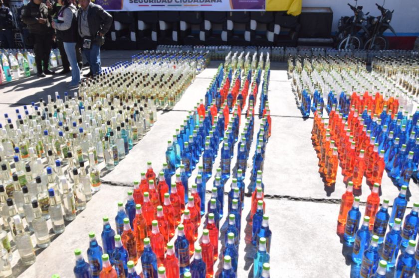 El Alto: Intendencia decomisa más de 15.000 litros de bebidas y clausura locales