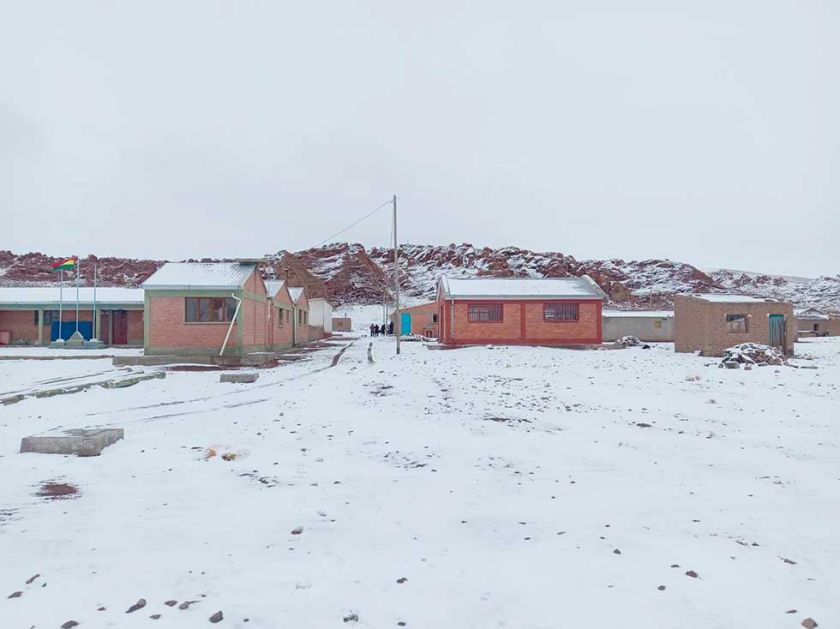 Autoridades escolares recomiendan cuidados ante el frío por nevadas